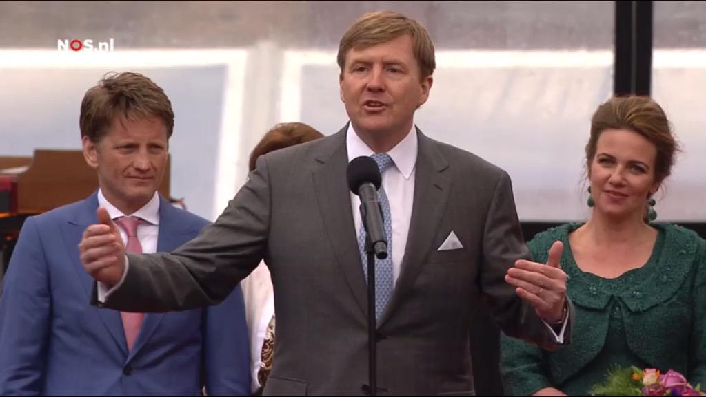 LarsDuursma's tweet photo. Onze koning is overduidelijk geadviseerd met meer armgebaren te spreken http://t.co/TZY4xpwEHr #hypercorrectie http://t.co/UDtRpcL1OL