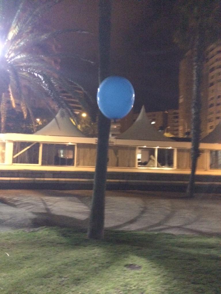 Giulz's tweet photo. @espinosa_albert Ayer un globo azul estaba volando sobre la playa de malagueta! :) Seguro que alguien ama su caos! http://t.co/TzEHLvjBwY