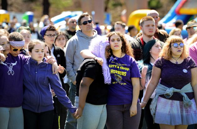 connpost's tweet photo. More than 1,000 attend event honoring slain #MilfordCT teen http://t.co/5s5wWSt0LZ #RIPMaren http://t.co/xO8jwcaPVb