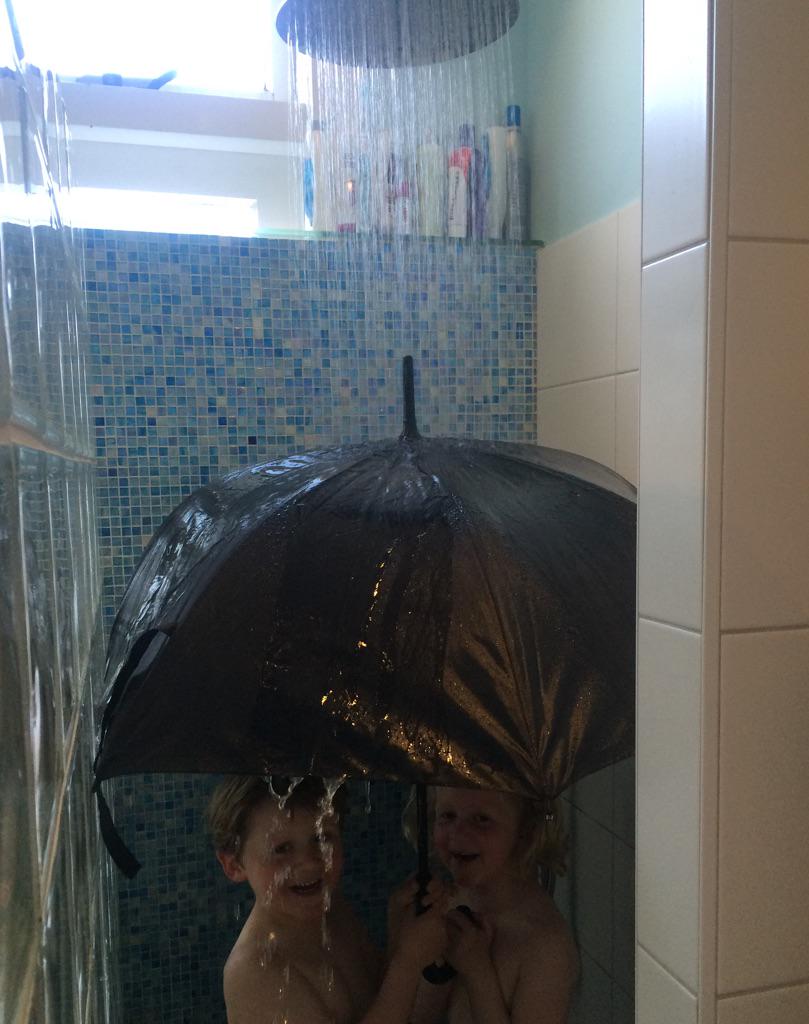 M'n kinderen: 'Papa, kan je douchen zonder nat te worden?' 'Ja, dat kan' #ikrekenhetgoed