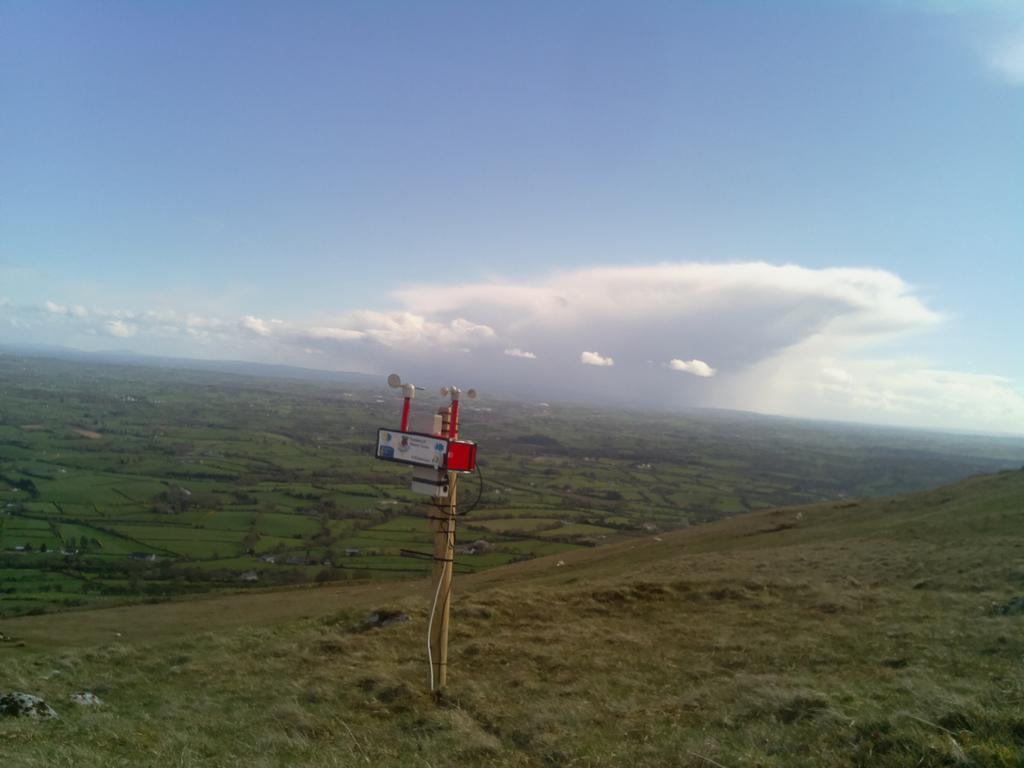 InnovatorsCHS's tweet image. #PiView weather station images taken at
17:00 and 17:30 today. 🗻❄
@newslineweather