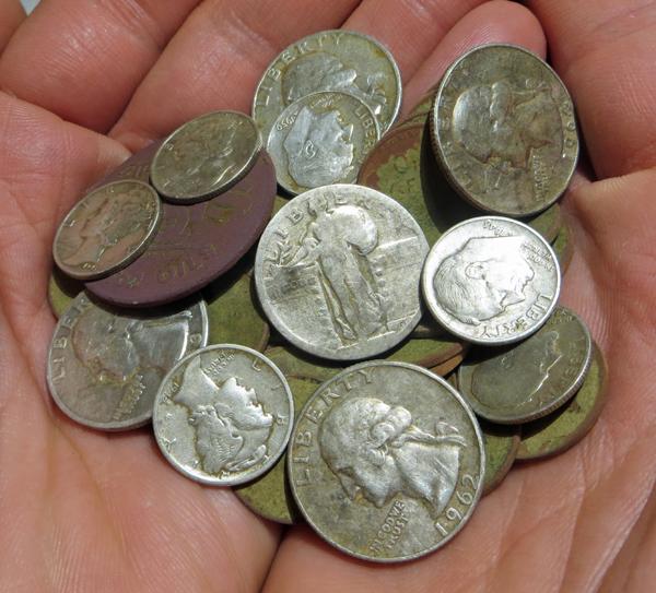 Cutaplug's tweet image. #metaldetecting Honey Hole! 26 Silver coins in one day - best site ever! @minelab buff.ly/1Owe5AZ