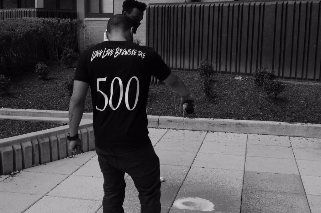 KingHarris_'s tweet photo. I stop here &amp; drink a brew w/ you eryday. I'm drinkin more than ever now a days. #LongLiveBrewsieTae #500PayneGang http://t.co/OpYkXclQ50
