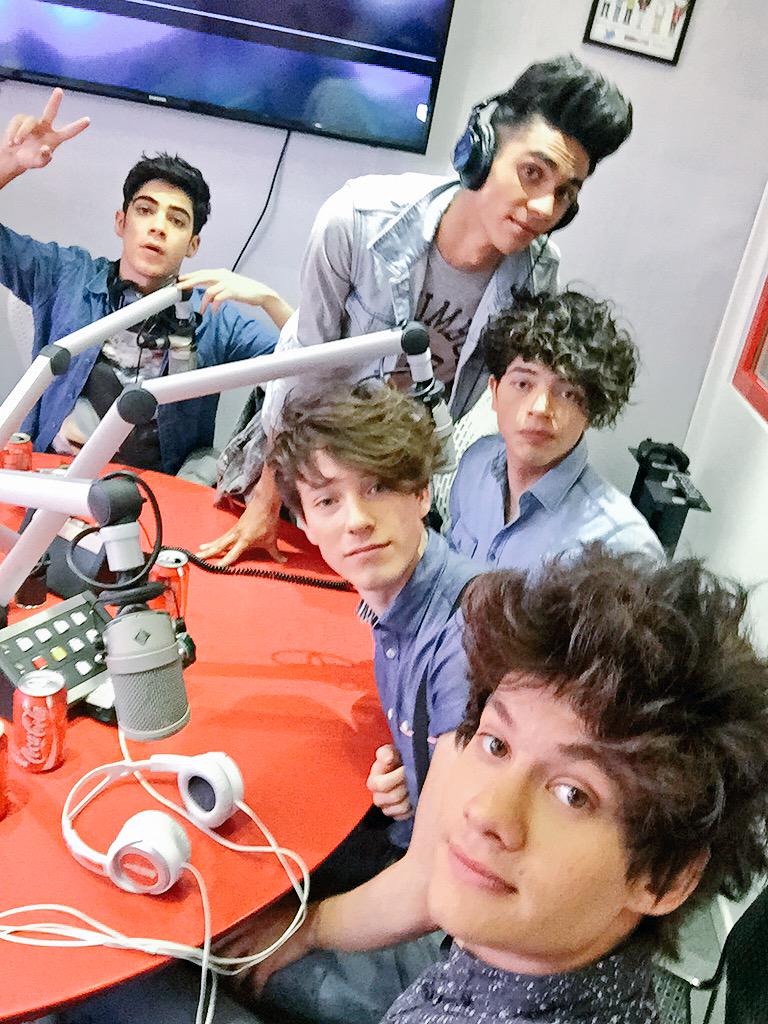 CD9's tweet photo. #CD9CocaFM 🎧😎 http://t.co/CRL7jUAyIa