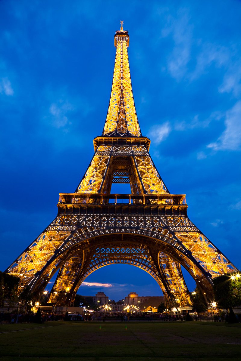 gormen_lazim's tweet photo. Eyfel Kulesi'nin muhteşem görüntüsü... Paris, Fransa http://t.co/u4udYbXakz