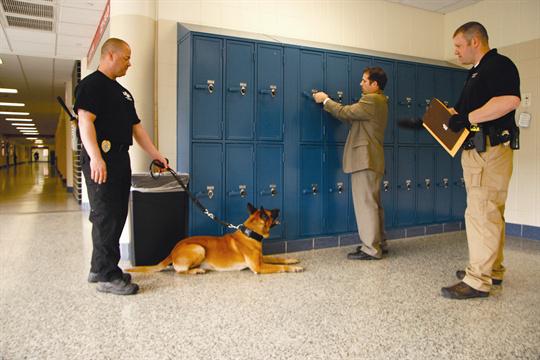 phenry3jn's tweet photo. This is illegal #ProtectingMy4thAmmendmentRights #LOCBACkms http://t.co/FPHxTVNMnp