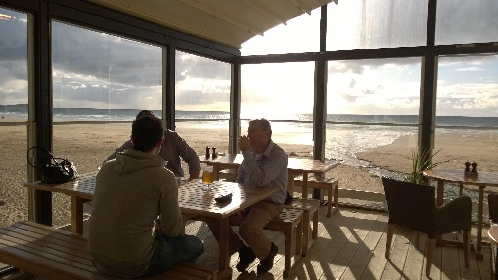 Zoombs1's tweet photo. And then for a quick sundowner at the beachhut... #stillworking #notabadjob http://t.co/g1xOnBMker