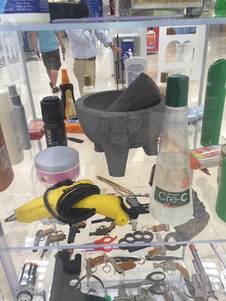 Gabriel Cuadros ® в Twitter: „No sabia que está prohibido subir al avión  con molcajete y champoo Cre-C 😒 #Payasos #QuéLesCuesta?  http://t.co/HHy4dNmi9m“ / Twitter
