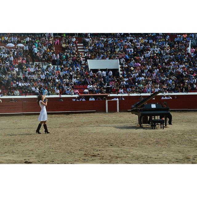 MariaToledo_Mex's tweet photo. Más de 10,000 personas pudieron disfrutar de tu arte. Gracias @MariaToledoMT #MexicoEsTuyo #MariaToledoEnMexico http://t.co/zdiHNEk1Ny