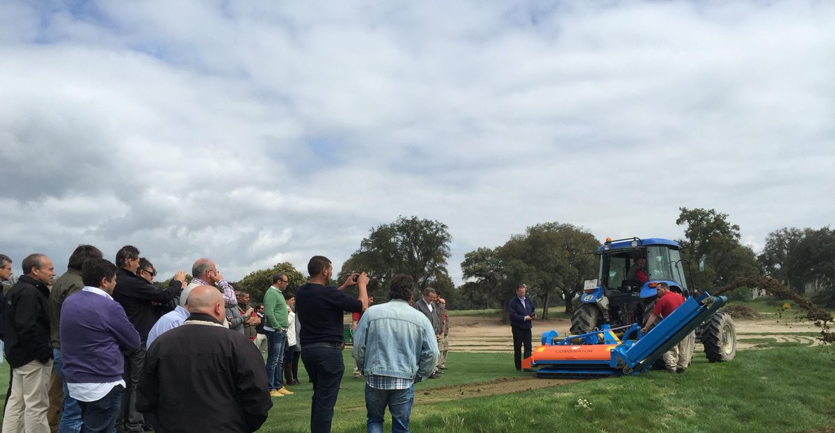 aegreenkeepers's tweet photo. Visita a las instalaciones de #TapizVerde #Difima: Finca de tepe, demostración de maquinaria y capea. ¡Un buen día! http://t.co/eQjZp81QYs