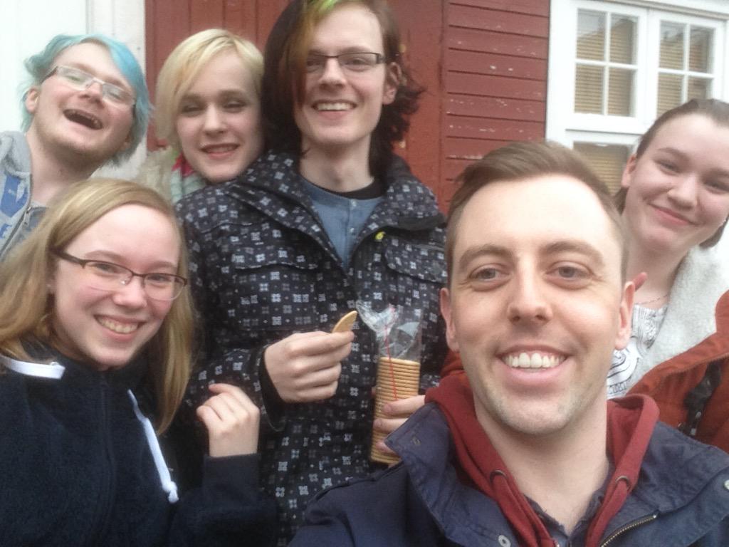 sosialist's tweet photo. Vært med disse råbra folka i dag. Første stoppet i aksjonsuka #R4Y #RespektForYrkesfag @Hadsel_SU @sosialist http://t.co/yQZE1iTo56