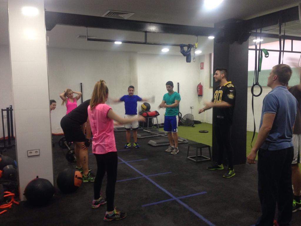 CentroNovafit's tweet photo. Hoy estamos a tope!! Ven a sudar con nosotros, somoa un equipo!! #CentroNovafit #CrossNovafit #GotasComoPuños http://t.co/iBf6oaPtca