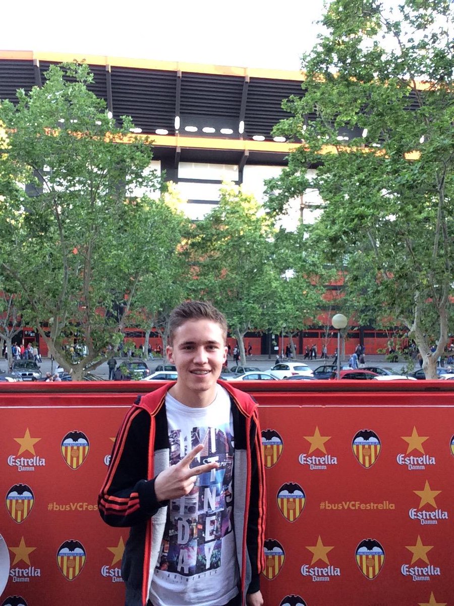 busVCFestrella's tweet photo. @valenciacf @EstrellaDammEs #busvcfestrella  @albertomc_8 http://t.co/z5LFaR93bF
