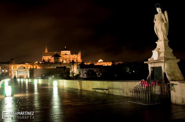 _Paisajes_'s tweet photo. CÓRDOBA:Conjunto monumental con el Arcángel San Rafael sobre el puente romano. http://t.co/4HDx64nFgw