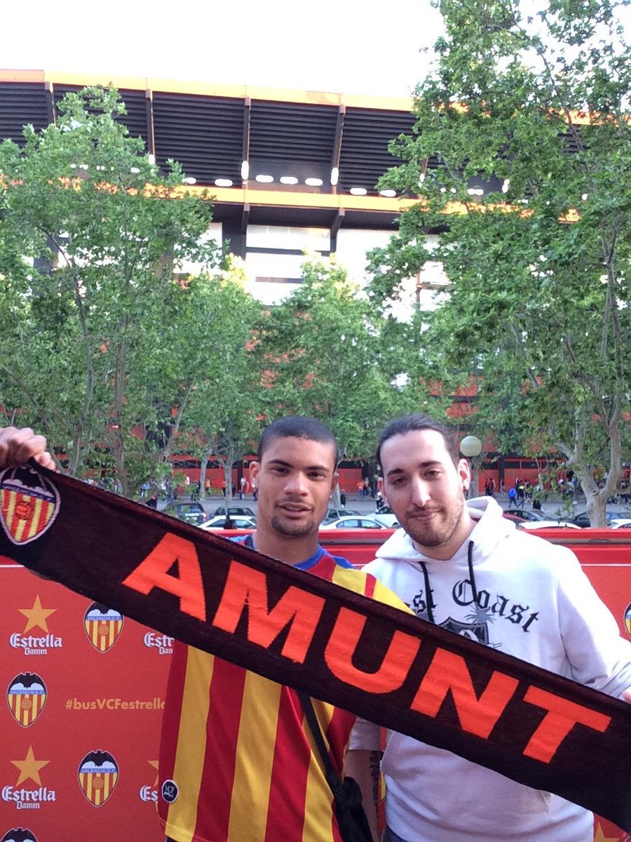 busVCFestrella's tweet photo. @valenciacf @EstrellaDammEs #busvcfestrella  #jesusmachi http://t.co/g0YXivL9QM