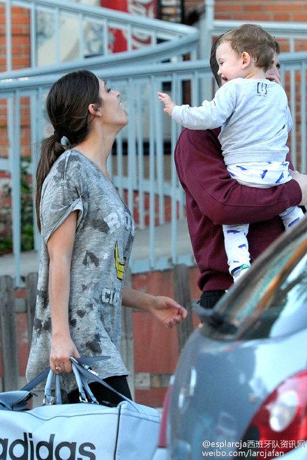 Twitter 上的 Sara Carbonero Web："Sara Carbonero e Iker Casillas saliendo de piscina Martín. http://t.co/HEtcfGbXaa" / Twitter