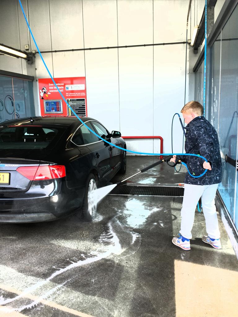 De auto nog met  wasbeurt verwend en dan zit de <a href="/24hEmmen/">de 24 uur van Emmen</a> er nu echt op. ideeën borrelen alweer voor volgend jaar!