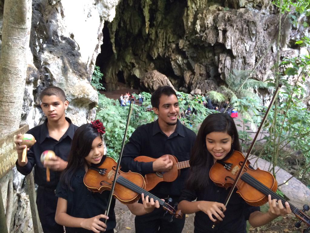 SistMon's tweet photo. concierto 26/04/15 Caripe Edo Monagas, celebrando día de la tierra y del Autismo @MendezLeo06 @elsistema http://t.co/xhf8HHnnX7