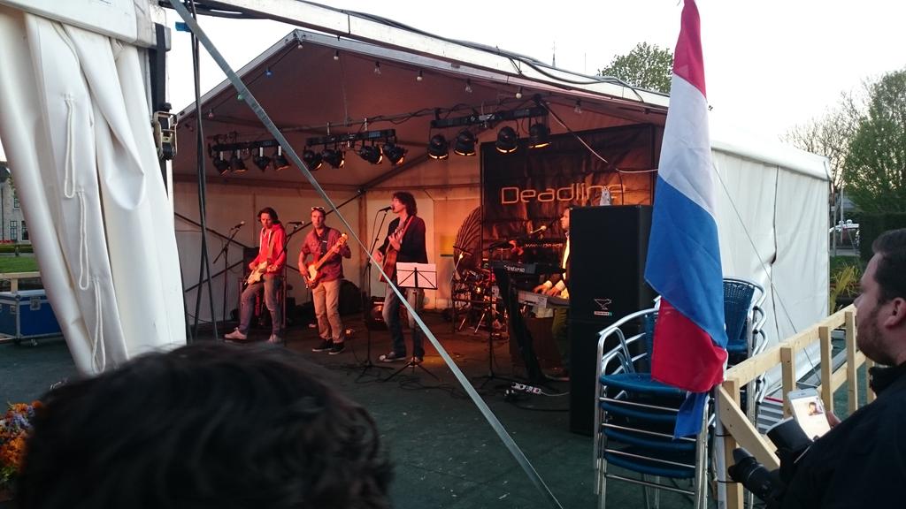 OVStrijen's tweet photo. De band #deadline #strijen #Koningsdag http://t.co/3NhUw9Zyky