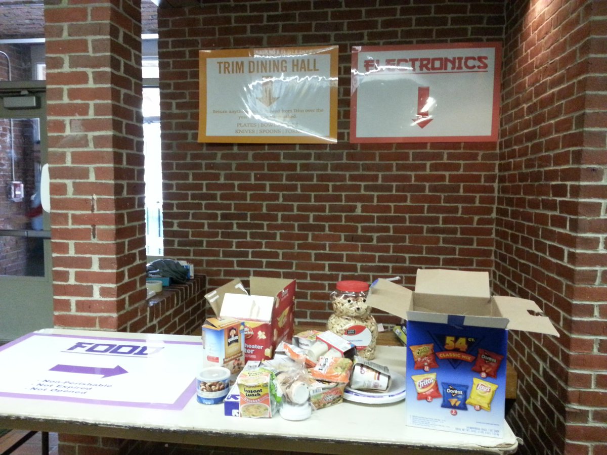BabsonEcoRep's tweet photo. Got items you want to get rid of during move-out? Bring them to the #SlashTheTrash station in your res hall! #Babson http://t.co/q2DIFz6zmo