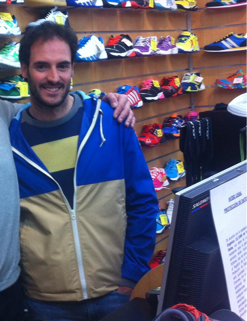 icualitor's tweet photo. Con @CesarGalanFisio en @deportesalfonso y le hemos dado las gracias por su colaboración con ➕💯 Padel Ávila http://t.co/FNEVoxUqyI