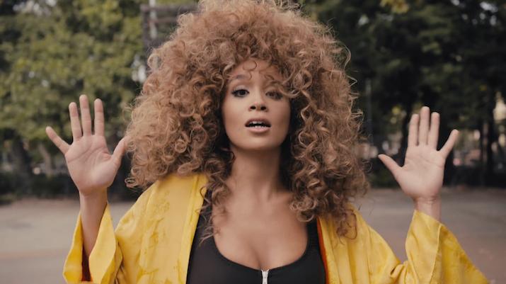 Metro_Ents's tweet image. Heard @LionBabe's new choon #WonderWoman? Produced by Pharrell, it's pretty freakin' awesome youtube.com/watch?v=cypK8n…