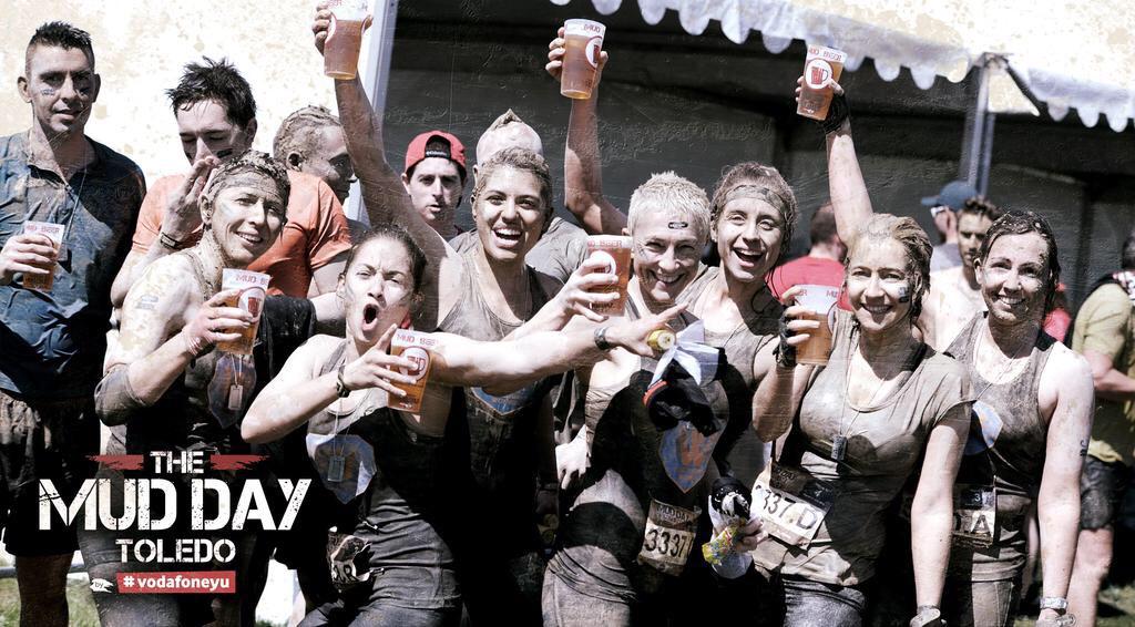 DrinkingRunners's tweet photo. Tras el aguacero de ayer voluntarios para @TheMudDay_es sorteamos un equipo #mudteam ellos donan 200 #kmsXalimentos http://t.co/Ix94ZVdPHq