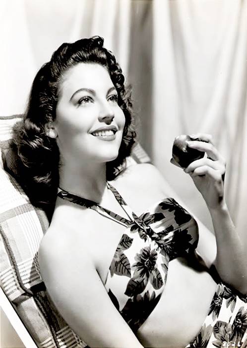 AvaMuseum's tweet image. Ava did a lot of what she called &quot;cheesecake photos&quot; but I enjoy this one because of the superfluous apple.