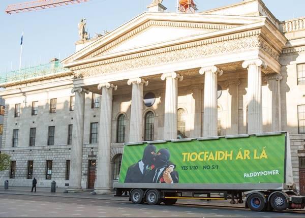 KeelyDuignan's tweet photo. Outside the GPO in Dublin 🙊 #marriagequality #VoteYES #TIOCFAIDCHÁRLÁ http://t.co/5opsCimsIK