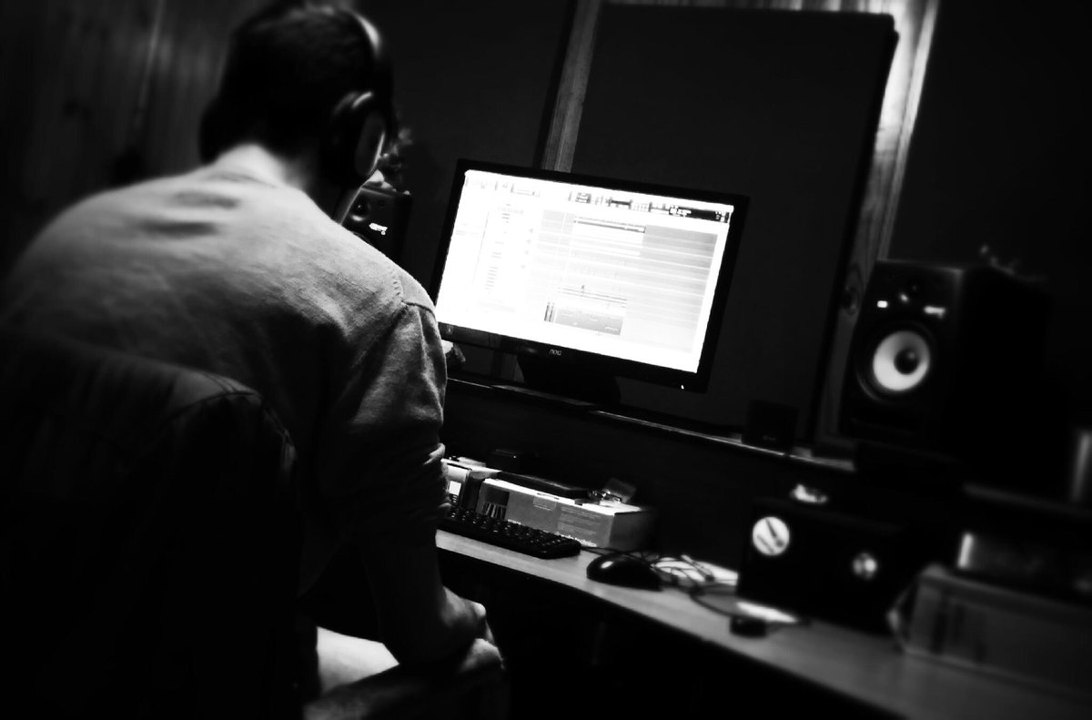 blstudio_12's tweet photo. De vuelta al estudio, seguimos mezclando con Fuzz! http://t.co/6CloWyHsBK