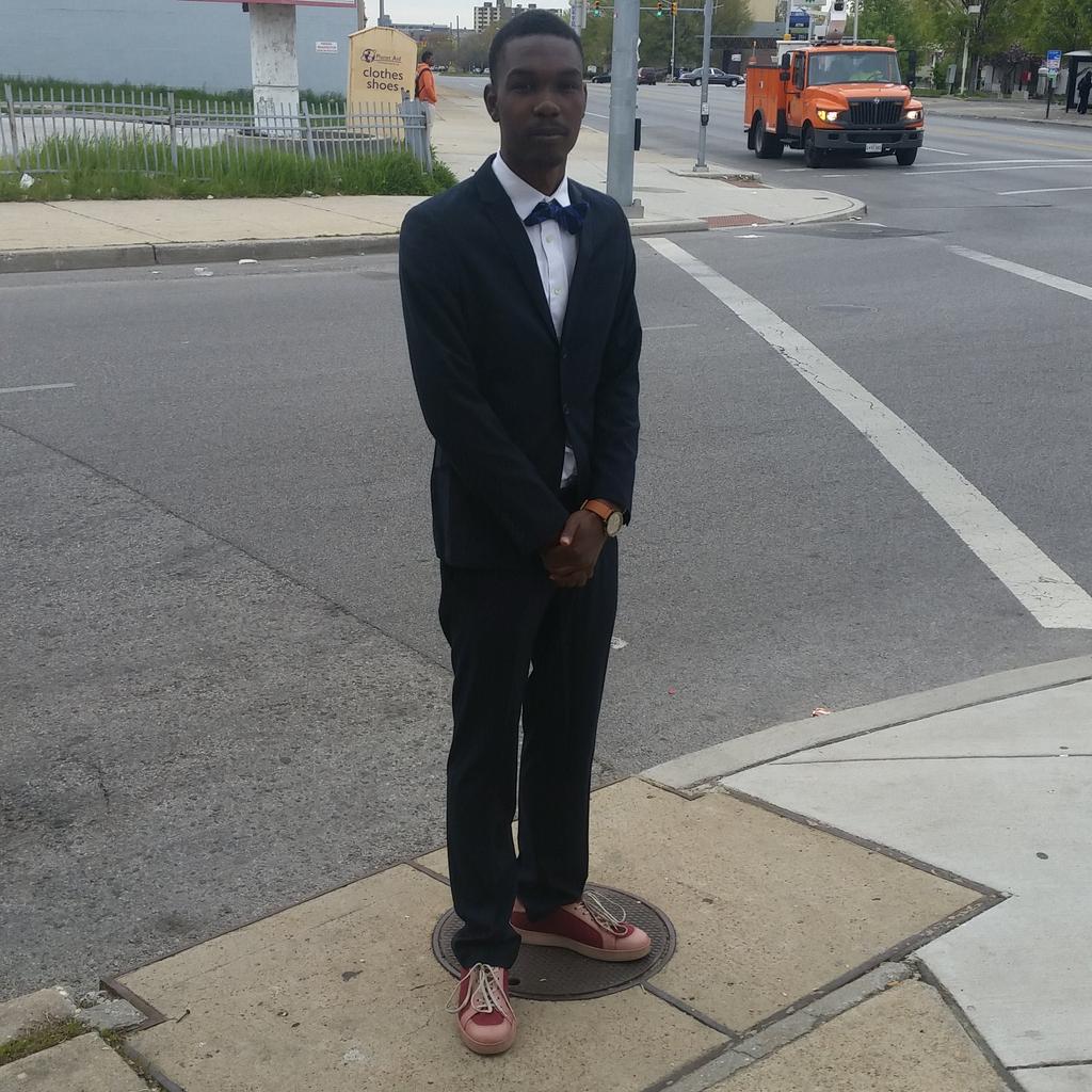 FatsSlick's tweet photo. Wat a day I had to say my goodbyes now ppl out not to protest but to steal for personal needs #ThisNotJustice #FredG http://t.co/0f9gBIvntn