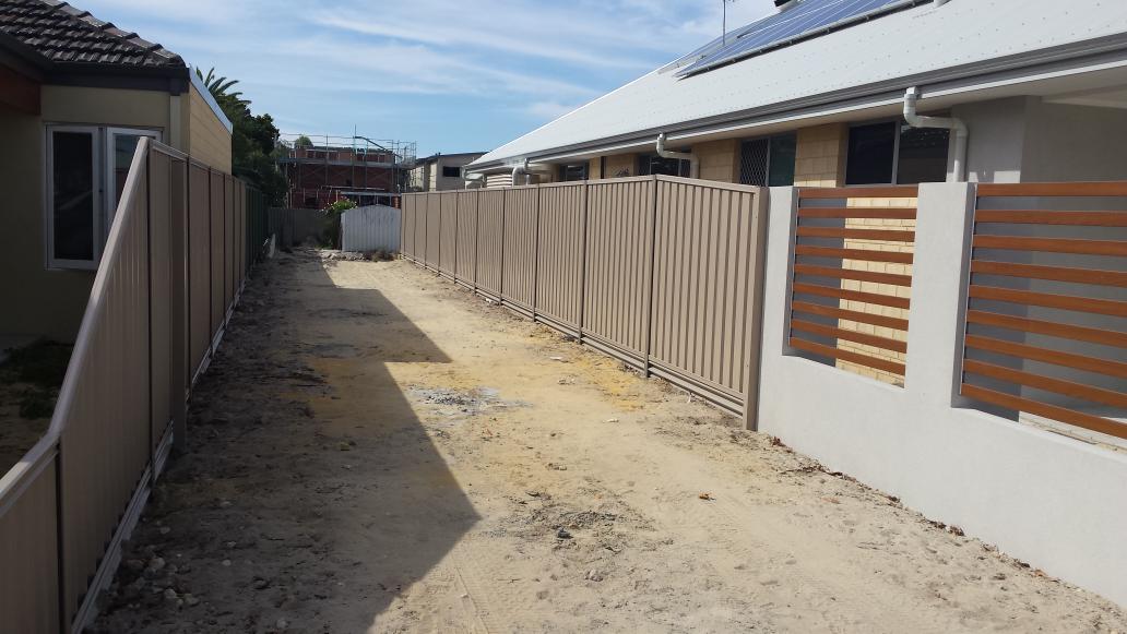 fostersfencing's tweet photo. 24m of riversand #colorbond #fencing with steel plinth #retaining by @fostersfencing with double #gates 4 #security http://t.co/lVKPbvtyZY