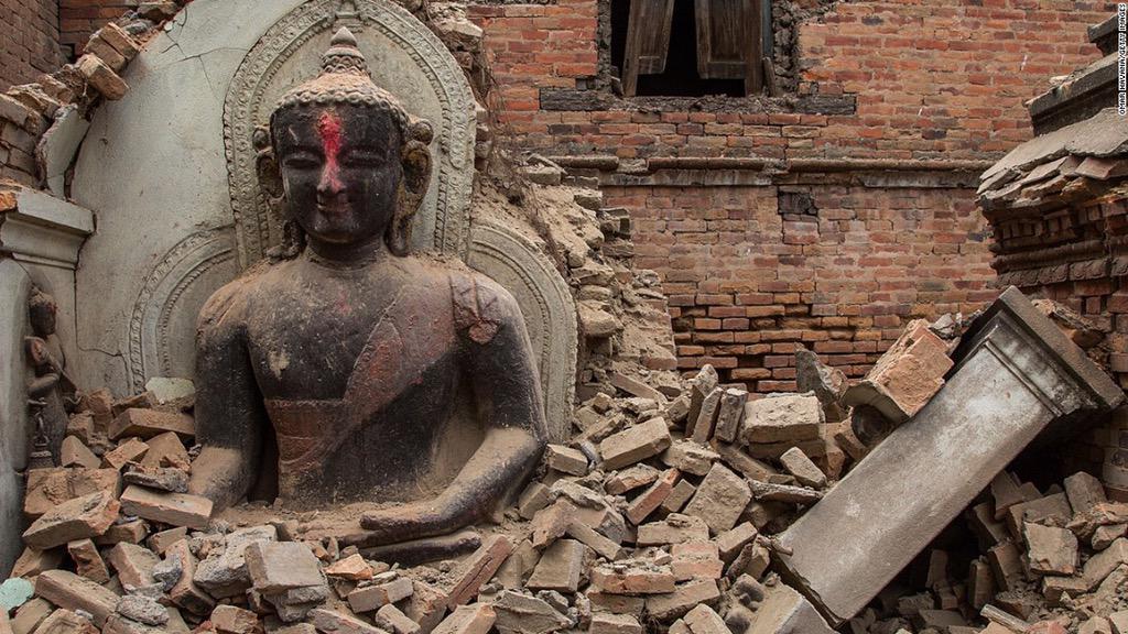Helping Nepal blog.twitter.com/2015/helping-n…
