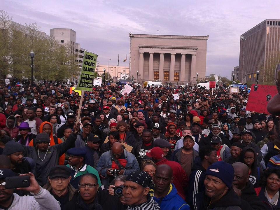 TheLoungeHQ's tweet photo. Over 10,000 PEACEFUL protesters in #Baltimore. Don't let he media fool you into thinking it is only violence. http://t.co/J9YY7xp9BV