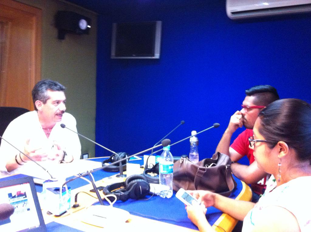 ValeriaMarcial's tweet photo. En la mesa de @platicas_decafe nos acompaña Federico Acevedo Rosas http://t.co/Gx9vbRP7X4