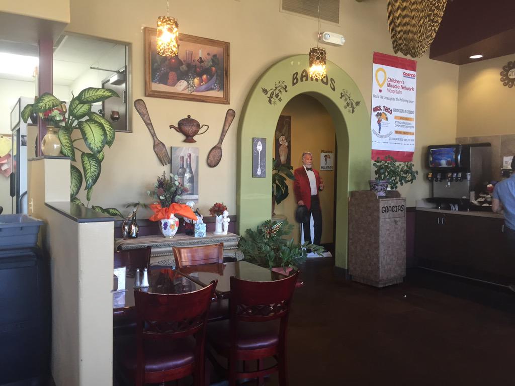 mexicanunot's tweet photo. @AntosIceBox and I met the most interesting man in the world during lunch!!!!!!! #xx #mrstaco http://t.co/oN2yMhxG3A