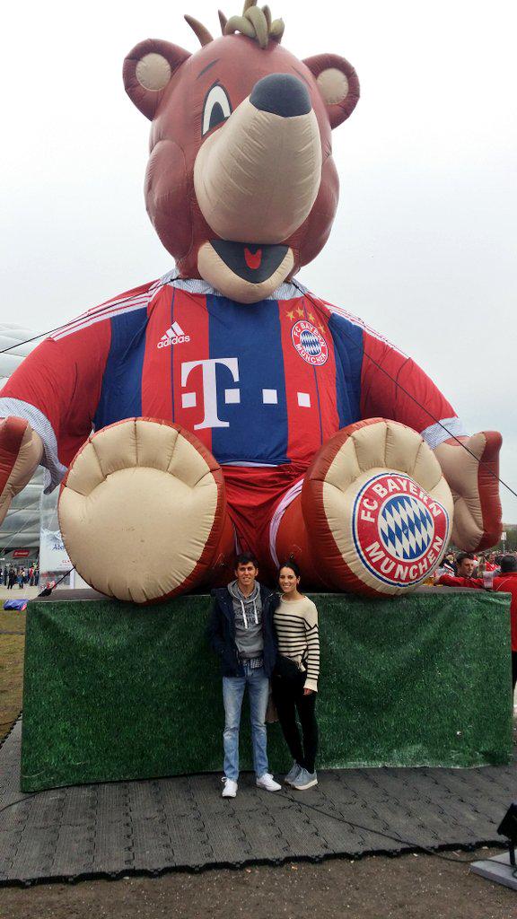 pintamonasfc's tweet photo. El pintamonismo se expande por el mundo, Allianz arena, santiago bernabeu, Nuevo los carmenes http://t.co/XJOt7G0GXc