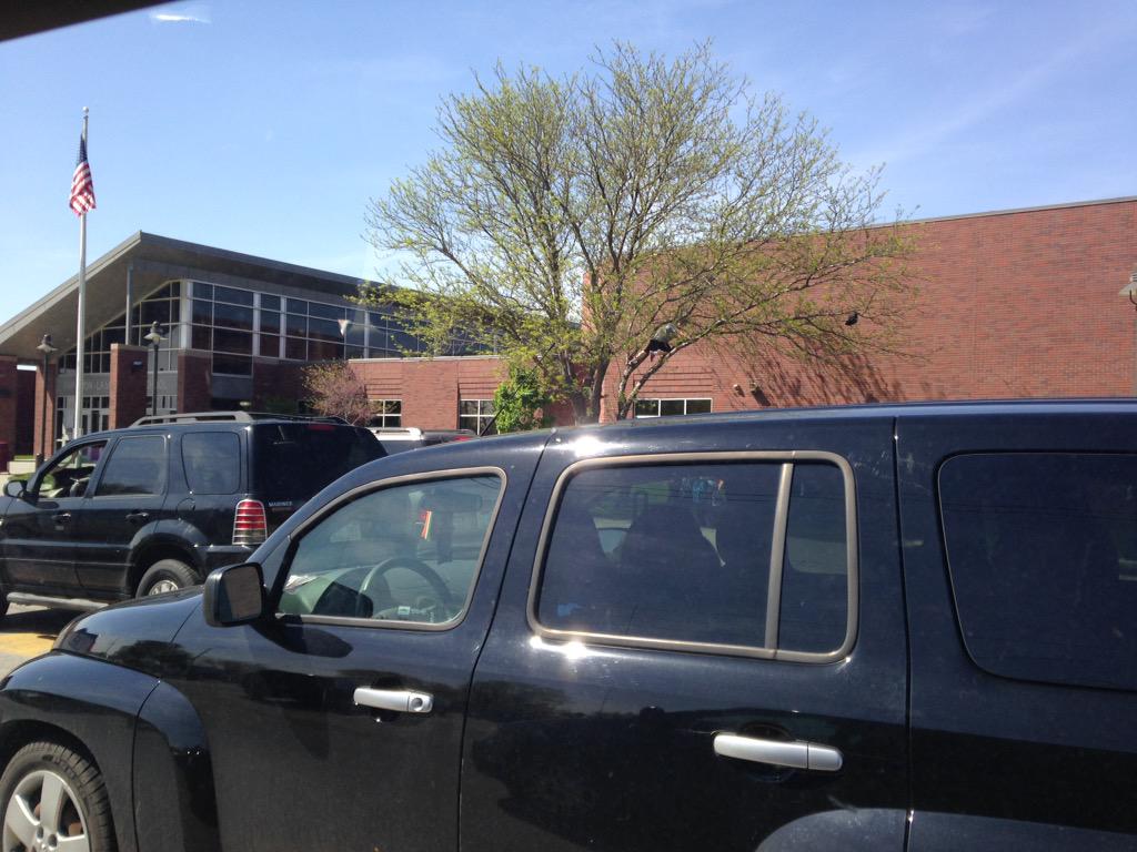 ZachariaBailey's tweet photo. kid's trying to get his bag down 😂😂😂 #onlyatpapio http://t.co/lUknxhYS1k
