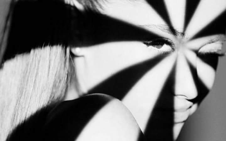 TasuEspinoza's tweet image. Un año desde qe se estreno el mejor vídeo del mundo 💞😍 #ArianaGrande #Arianator #OneYearOfProblem