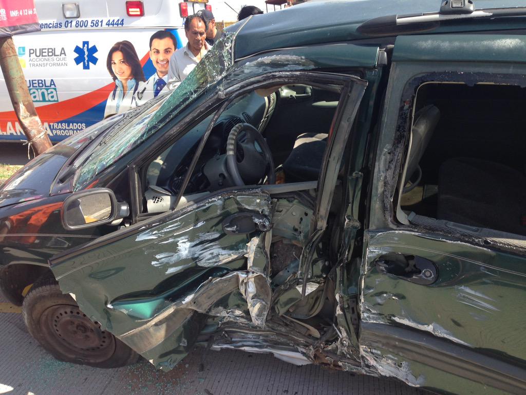 AlbertoRuedaE's tweet image. Camioneta que da vuelta prohibida ocasiona accidente contra Metrobus. Se reportan 8 lesionados.