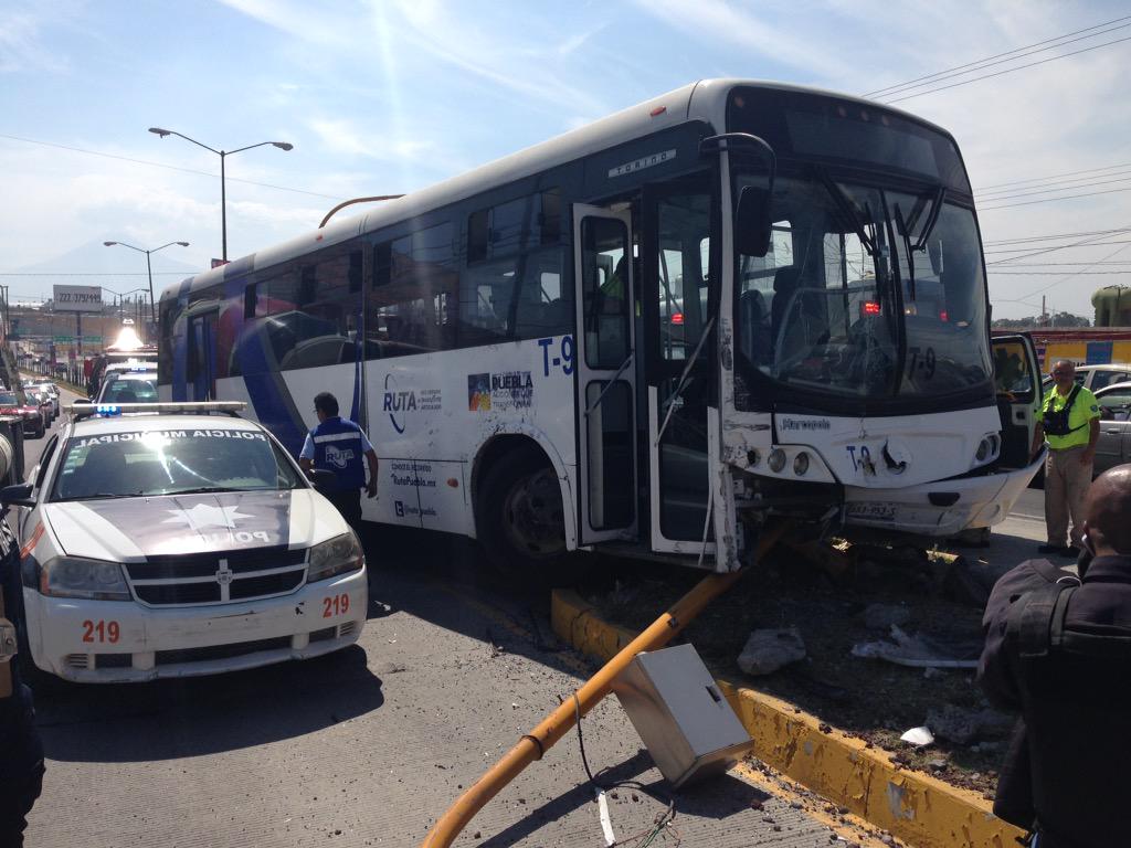AlbertoRuedaE's tweet image. Camioneta que da vuelta prohibida ocasiona accidente contra Metrobus. Se reportan 8 lesionados.
