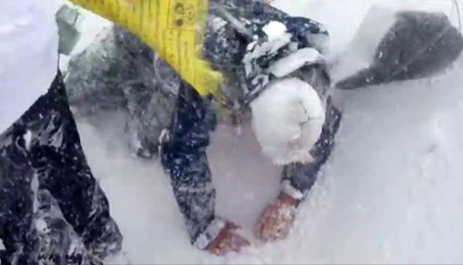 PublimetroChile's tweet image. Impactante: alpinistas graban su desesperado escape de avalancha en el Everest bit.ly/1z7i4wN