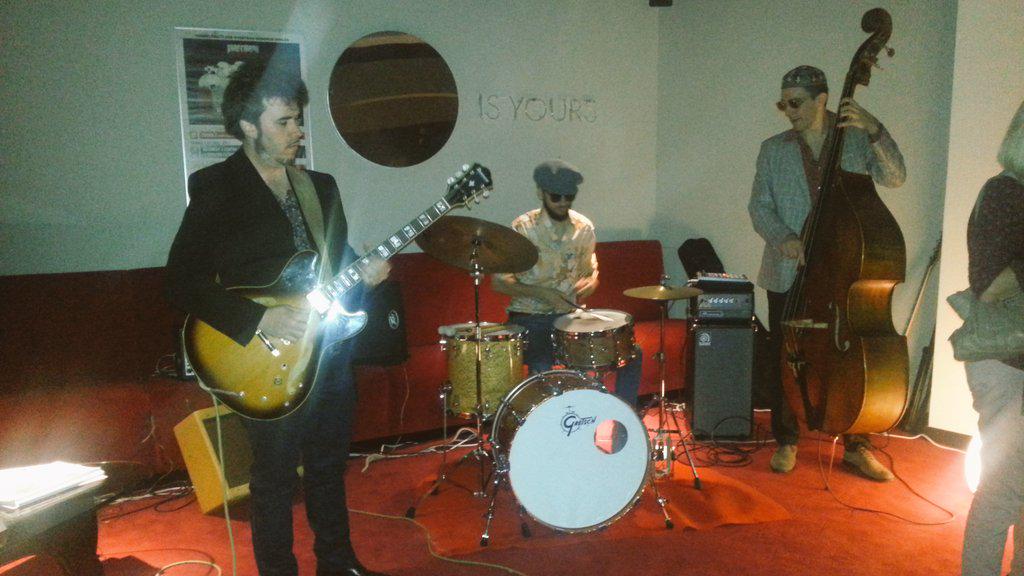 haikurts's tweet photo. Ambientazo con Big Menu y su concierto de bandas sonoras de películas. Nos encanta su estilo! #GalaHK15 http://t.co/3yRlNOxNJf