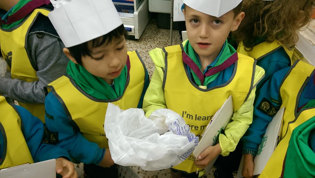 eversden_amanda's tweet photo. @EatHappyProject @2115Bracknell 1st Warfield beavers enjoying #farm2fork http://t.co/vlkLyXghSz