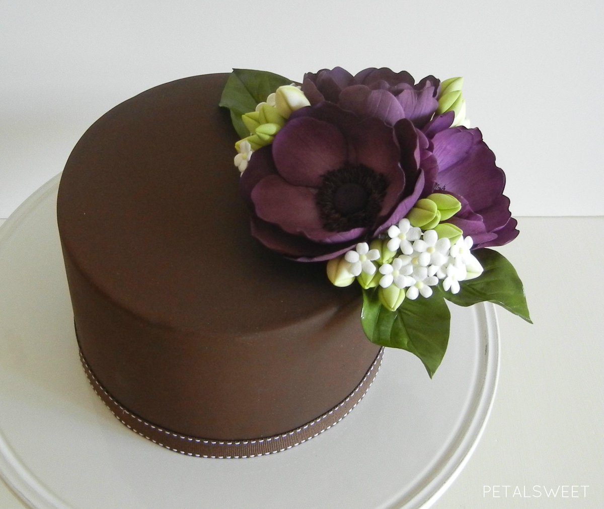 PetalsweetCakes's tweet photo. A signature favorite...purple anemones on chocolate fondant #sugarflowers #petalsweet http://t.co/TpuqiB8pVr