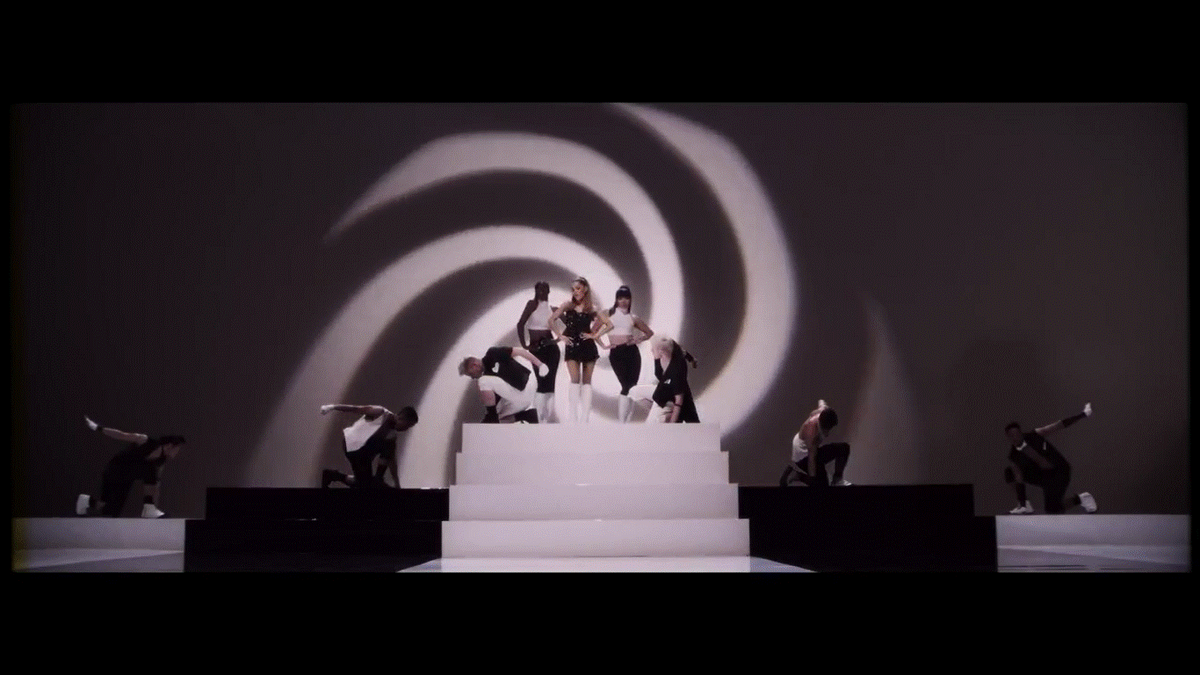 grandesrockwell's tweet image. #1YearOfProblem I got a one less problem without you..😍🎶🎶
 #OneYearOfProblem @ArianaGrande i love u