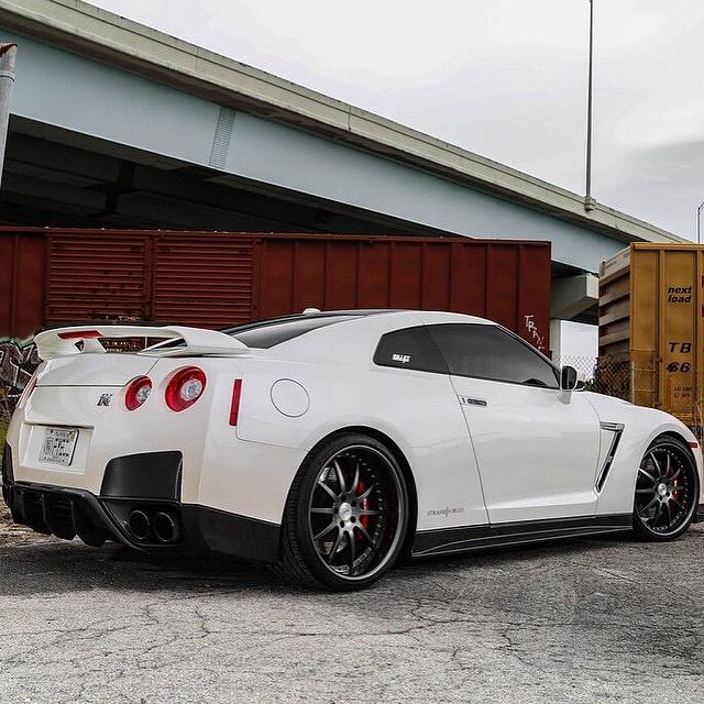 Perfect_Cars_'s tweet photo. White GT-R http://t.co/uuxUKBrRhi