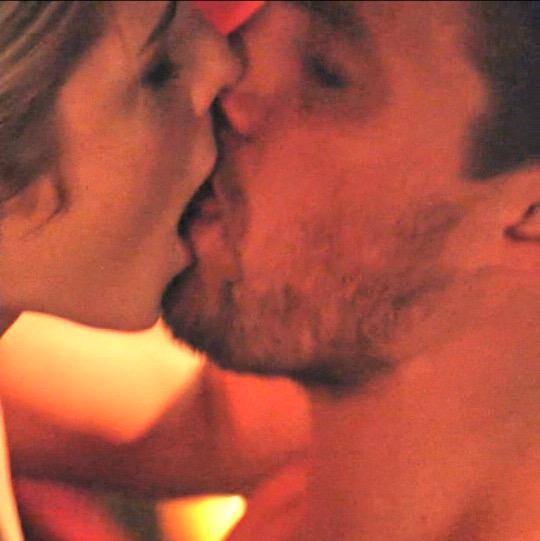 Beijingdoll's tweet photo. Why using the Lazarus Pit to revive when you have their TONGUES?
#Olicity #TheirTonguesGiveMeLife #OlicityMakingLove http://t.co/tkYNYq4DsA