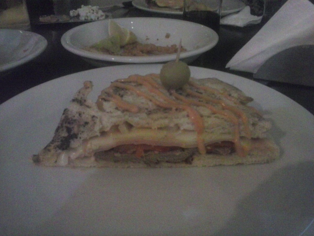LuCantoia's tweet photo. Pizza lomo sos mi nuevo amor http://t.co/4tJmYOg4br