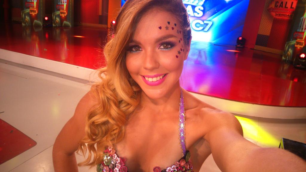 TCdeportesEC's tweet photo. Da RT si crees que @CristinaC7tc debe ser la nueva "la más bonita C7"

¿Cuántos quieren eso?
#LasBonitasEstanEnC7 http://t.co/iJebMHAEJn